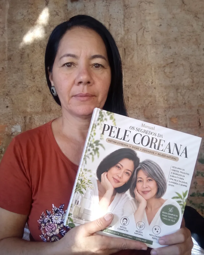 Cliente com o Manual Segredos da Pele Coreana