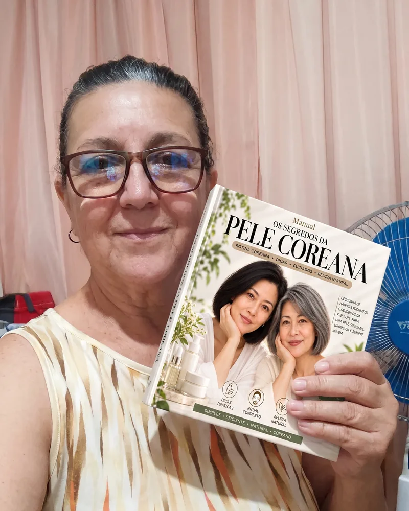 Cliente com o Manual Segredos da Pele Coreana