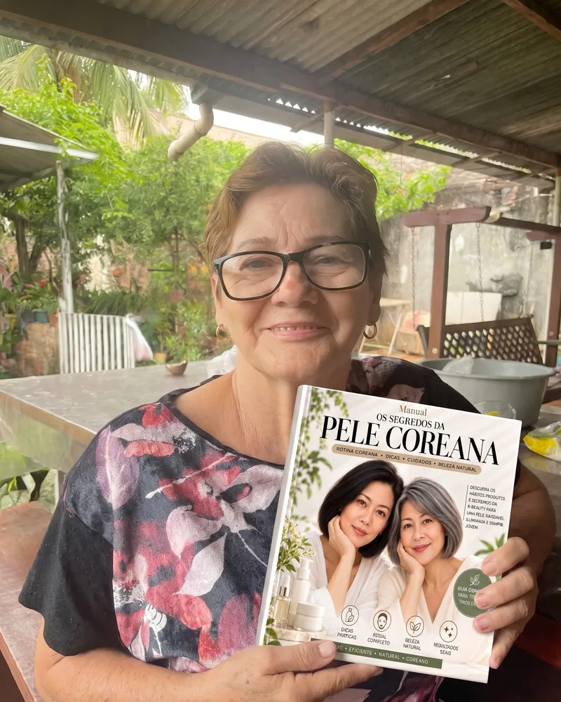 Cliente com o Manual Segredos da Pele Coreana