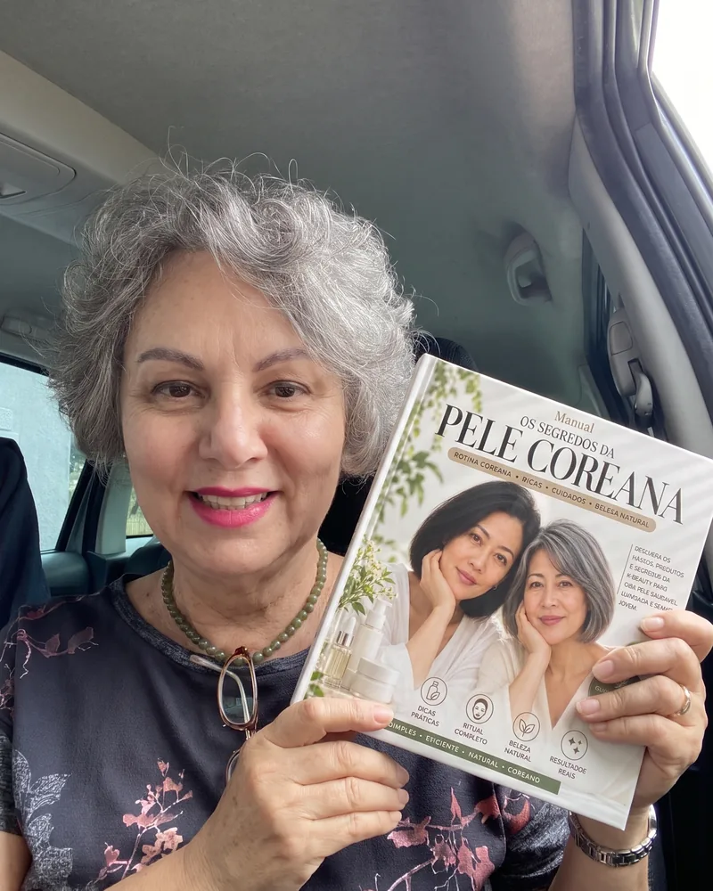 Cliente com o Manual Segredos da Pele Coreana