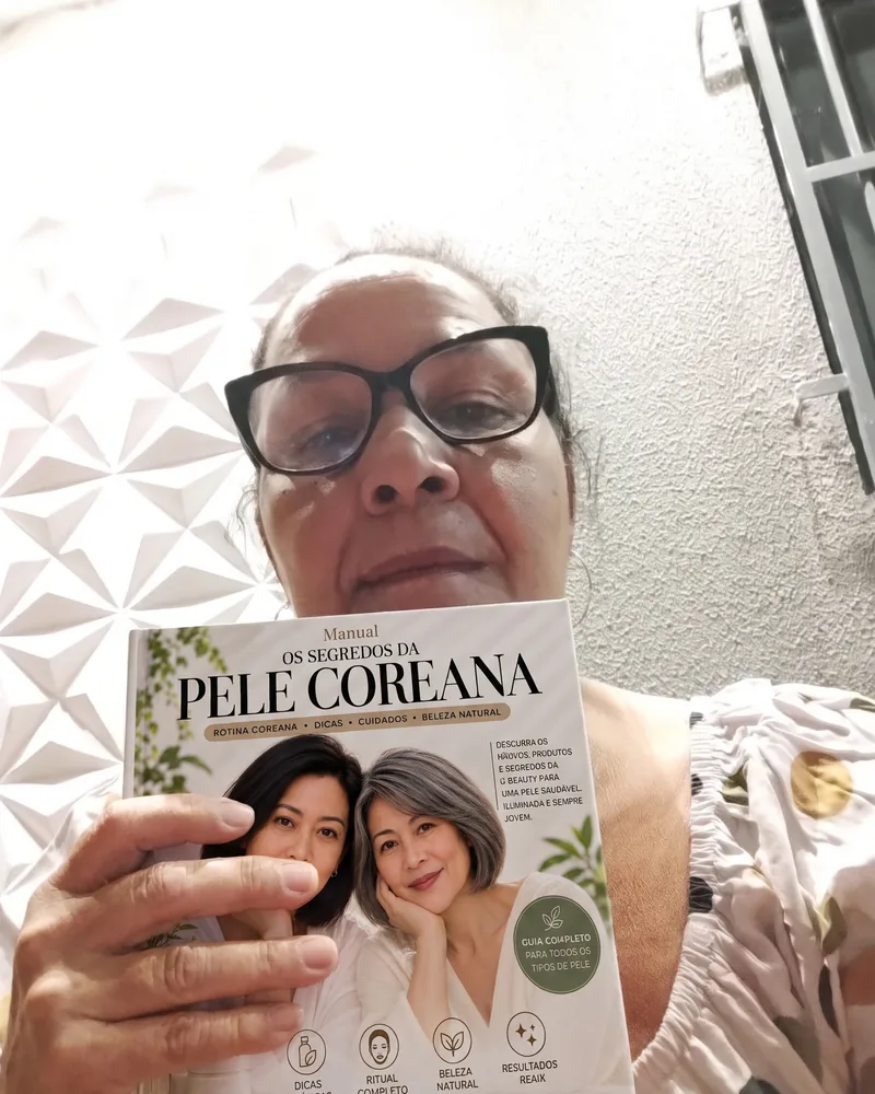 Cliente com o Manual Segredos da Pele Coreana